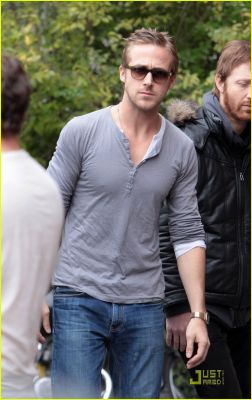 ryan-gosling-performs-at-the-opera-house-06