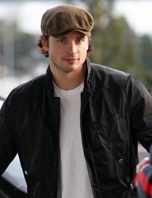 98509 Tom Welling - Candids at the Vancouver Airport 17 02 2010 122 922lo