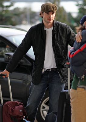 98515 Tom Welling - Candids at the Vancouver Airport 17 02 2010 02 122 374lo