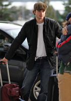 98515_Tom_Welling_-_Candids_at_the_Vancouver_Airport_17_02_2010__02_122_374lo.jpg