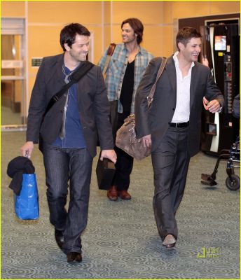 jensen-ackles-jared-padalecki-misha-collins-airport-03