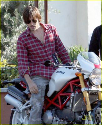 jared-leto-motorcycle-01