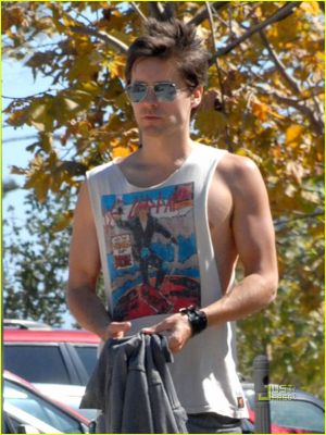 jared-leto-sleeveless-sexy-02