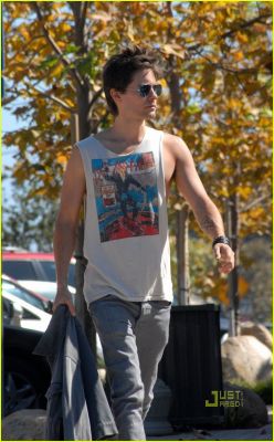 jared-leto-sleeveless-sexy-05