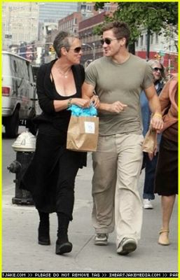 gyllenhaal-family-walk-14