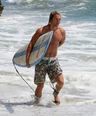 matthew-mcconaughey-malibu-surfing-11